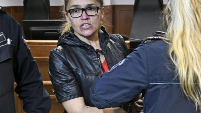 Осъдената за подкуп бивша кметица на Младост бере душа зад