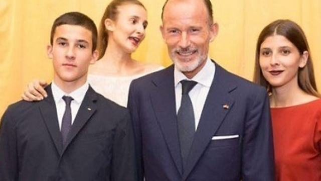 Най малкият от трите деца родени от вече разтрогнатия брак на