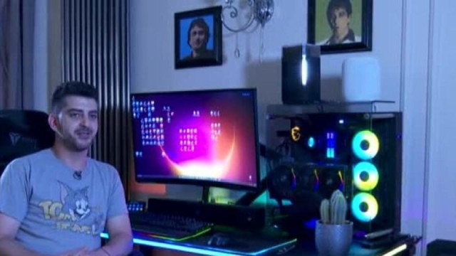 Александър Кадиев притежава гейминг оборудване вероятно струващо няколко хилядарки което