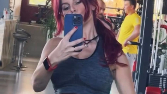 Сняг не сняг Валя няма спирка Червенокосата певица няма