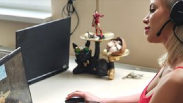 Плеймейтка се крие на село от инфлуенсъри мераклии които я