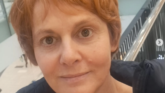 Буйните къдрици в цвят джинджър на Параскева Джукелова отстъпиха място