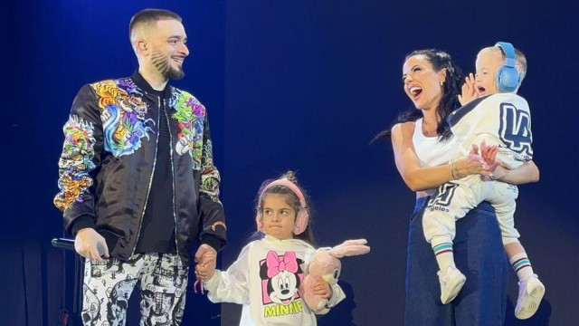 Криско качи децата си Дани и Амая заедно с майка