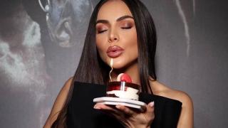 Алисия с мини торта за ЧРД