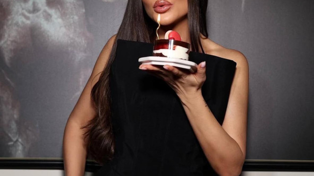 Попфолк звездата Алисия чукна 42 години с минималистична торта и