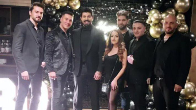 Елитът на попфолка на крака при средния Стораро
Пищен купон като