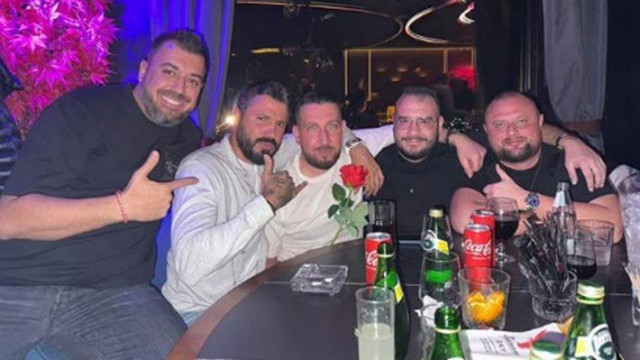 Единият от двамата ергени Мартин Елвиса е посрещнат с