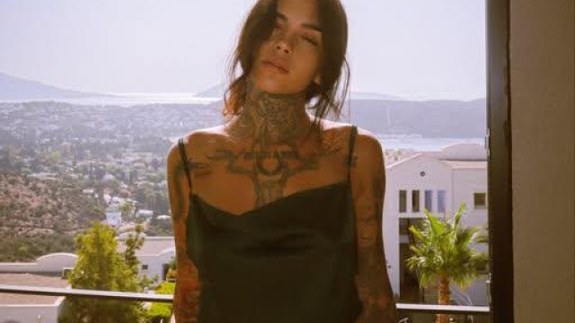 Татуирана по цялото тяло порнозвезда от Сървайвър хваща мистрията и