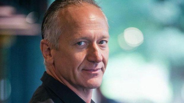 Задните части на Деян Донков бяха превърнати в своеобразен игленик