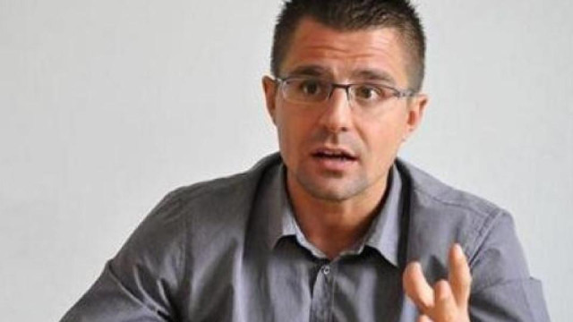 Андрей Арнаудов и половинката му Емануела Толева и музикантът Калин