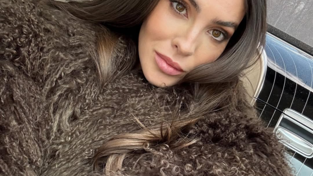 Изящната Мис България Ваня Пенева се появи с огромен кожух