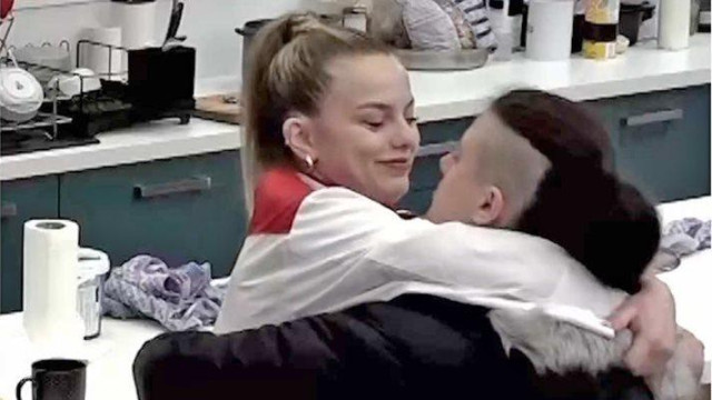 25 годишната блондинка има връзка с музикант извън формата
Родната телевизия само