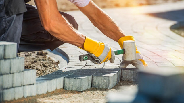 Настилката с плочки е сред предпочитаните методи за оформяне на