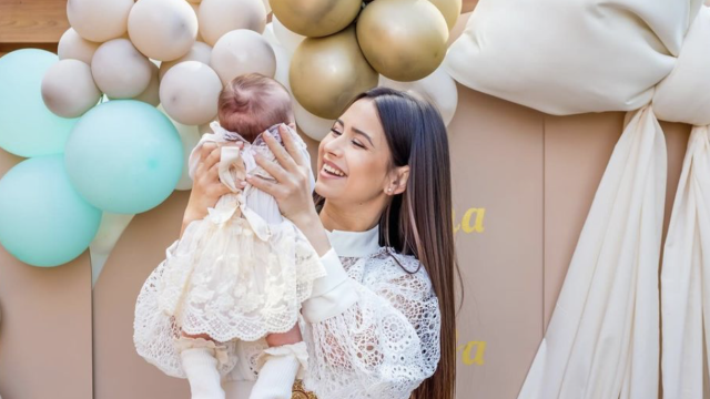 Внучката на фолкпевицата Десислава проходи и на прощъпалника си хвана