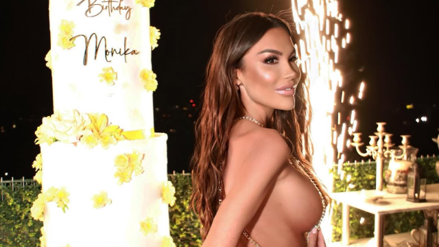 С пищна гръд извираща от пазвата на секси рокля отпразнува