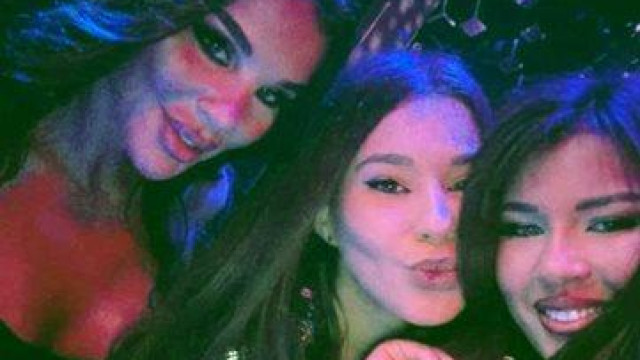 Сочни целувки и горещи прегръдки си размениха ергенки на луд