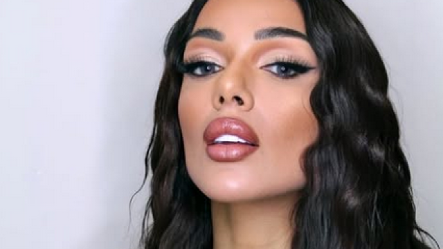 Диона не може сама да си поддържа косата затова ходи