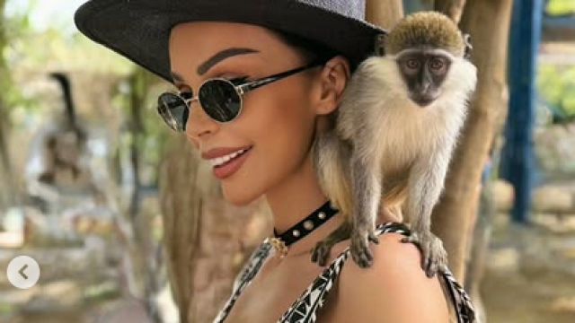 Певицата Галена грейна пред египетските пирамиди на екскурзия с децата