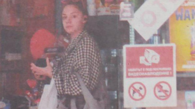 С палто на което би завидял всеки хипнотизатор се разхожда