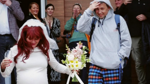 С бели маратонки и с доста наедрял корем мина под