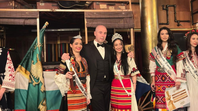 На 4 април 2025 г под светлините на сцената и