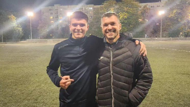 Бившият национал Валери Божинов и синът му младши посещават един