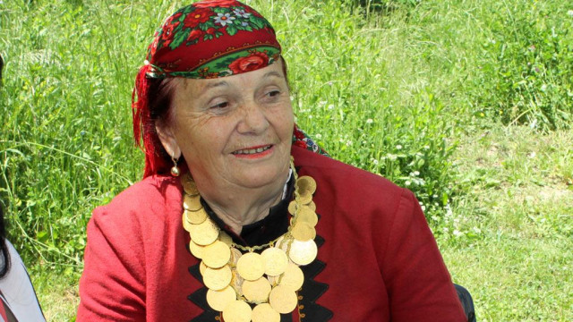 Валя Балканска се гласи за абитуриентски бал пише България Днес