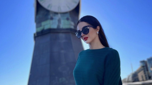 Зловещ динозавър захапа Райна пише България Днес Певицата този път е