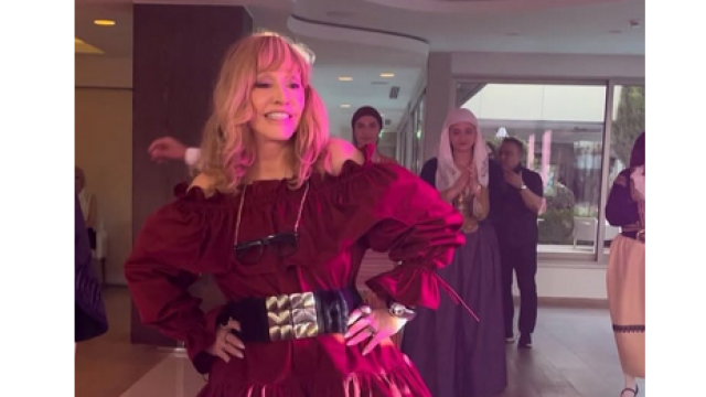 Алла Пугачова отпразнува 76 ия си рожден ден по минижуп който