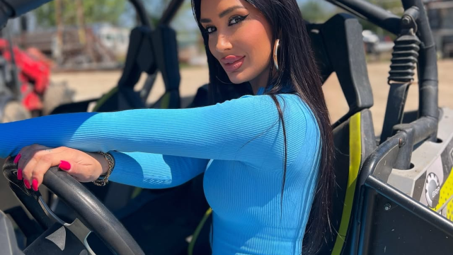 На бъги метна новото си дупе Атижа Фолкпевицата която след участието