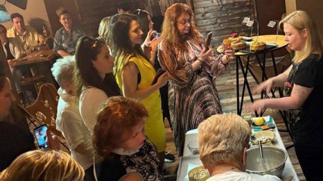 Линда се гаври с българския козунак, трупа пачки от богати балами СНИМКИ