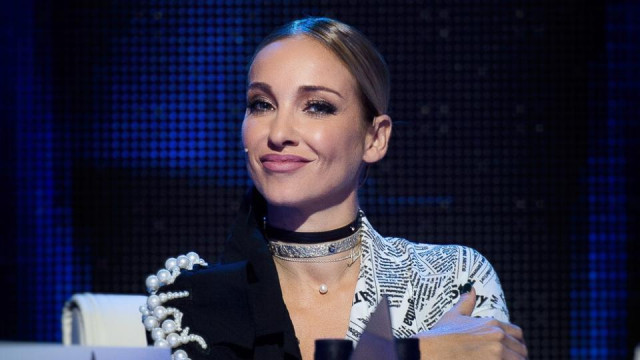 С предизвикателен поглед и дълбоко деколте позира пред огледалото Алекс