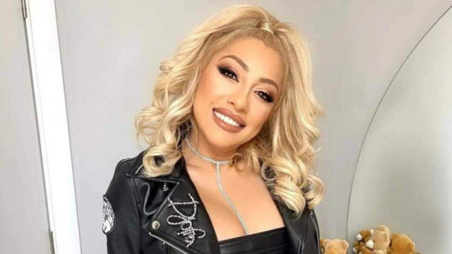 Роксана пяла с вентилатор между краката на осмия лайв на