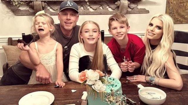 Коктейли от змийска сперма гълта Джесика Симпсън за да отслабва