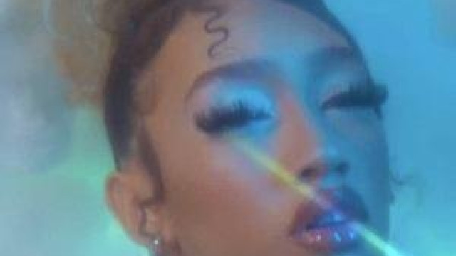 Онлайн проститутка става бившата гримьорка и заработва цяло състояние но