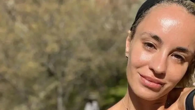 Със значително по големи устни отколкото ни е позната се появи