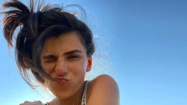 Пищна гръд показа водещата Андреа Банда Банда пише България Днес