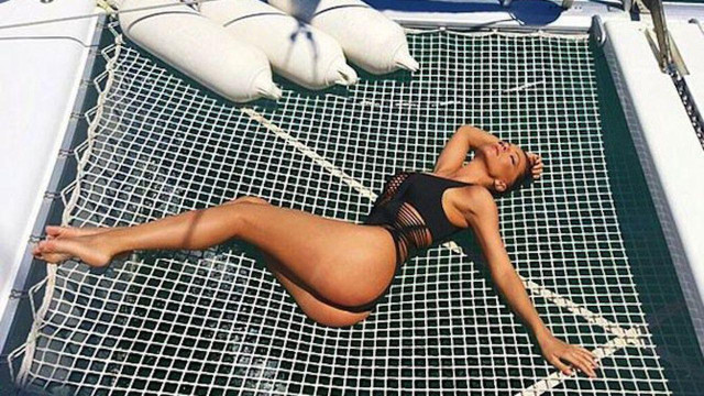 Добре оформено дупе на фона на залез показа Галена Чалгаджийката