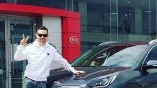 С нова кола се е сдобил Александър Сано Актьорът бе