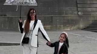 Глория заведе внучката на Айфеловата кула