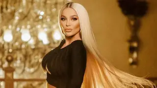 Внучката на Деси Слава хвана ножици