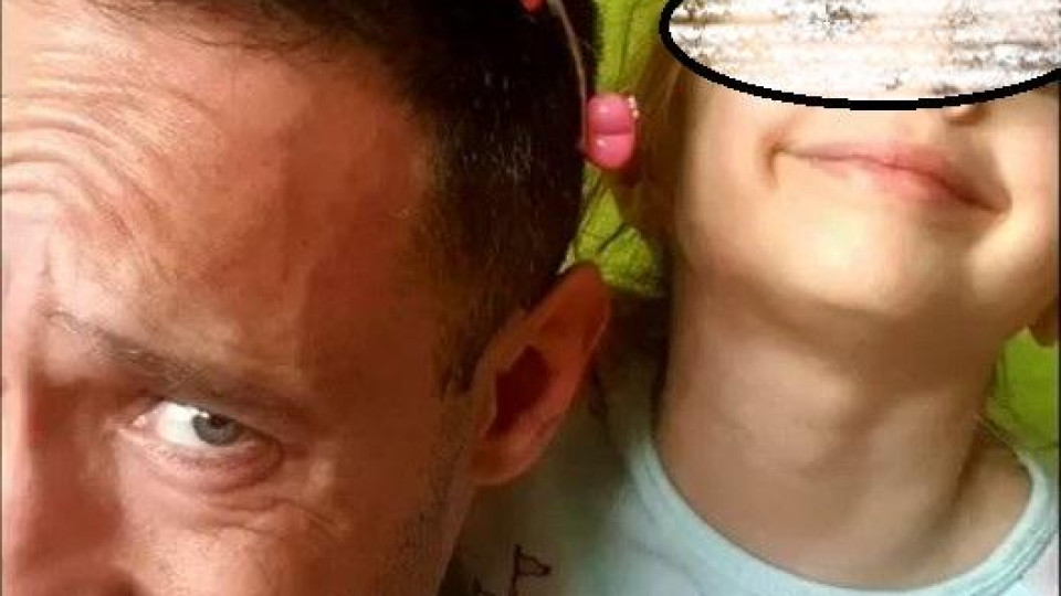 Дарин Ангелов  рисува с дъщеря си