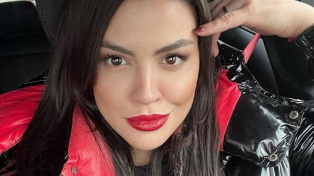 Точно като героинята на Шарл Перо журналистката излезе да разпусне