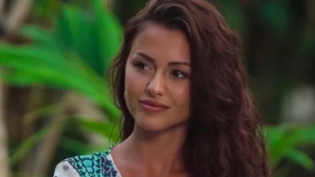 Адриана от Ергенът се представя като астролог но всъщност си