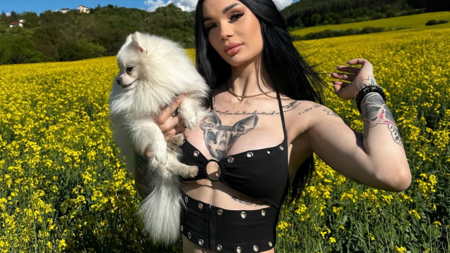 Език на кучето си пусна скандалната Анджела от Биг Брадър