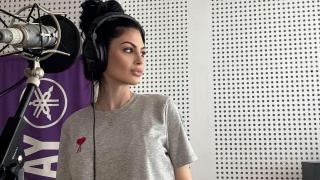 Гъзария или тъпотия? Венцислава Тафкова пее с анцуг за 1000 лева