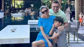 Синът на Андрей с торта на Левски