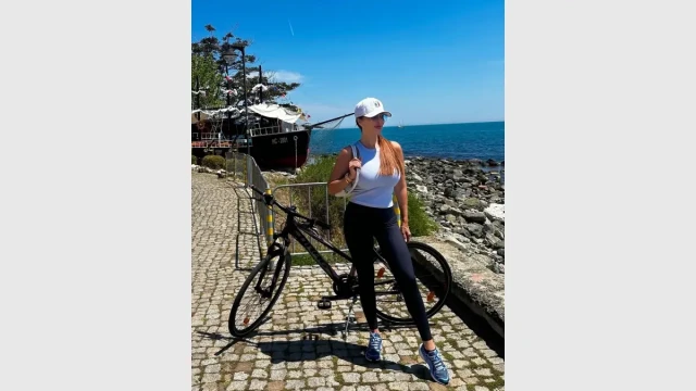 Запалена велосипедистка се оказа Глория Певицата обикаля Несебър на колело