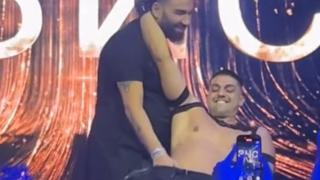 БРУТАЛНО ВИДЕО: Азис бърка в гащите на млад танцьор