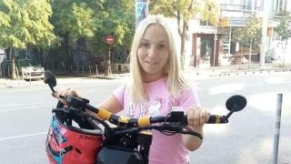Срещу 16 бона: Емили Тротинетката си сменя пола в Белград на 29 май!